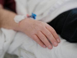 美容点滴（ビタミン点滴）を受ける女性の腕
