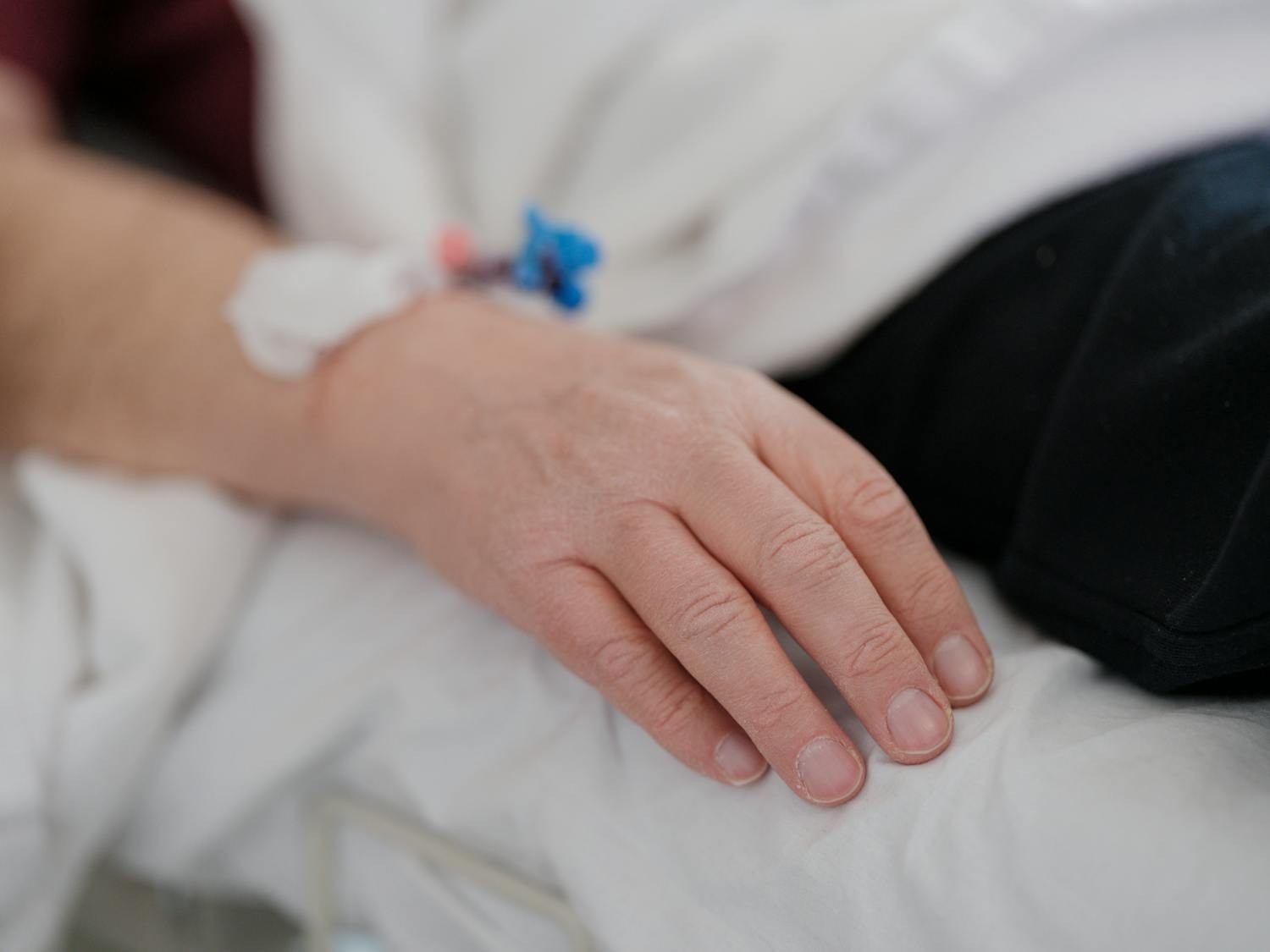 美容点滴（ビタミン点滴）を受ける女性の腕