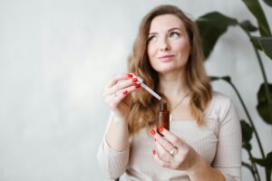 ヘアオイルトリートメントを手に持つ女性