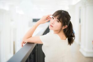 白いドレスを着た女性の柔らかなポートレート