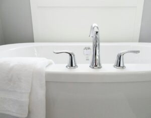 清潔感のある白いバスタブとクロームの水栓