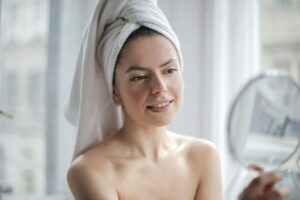 スキンケアルーティンで自分磨きをする女性
