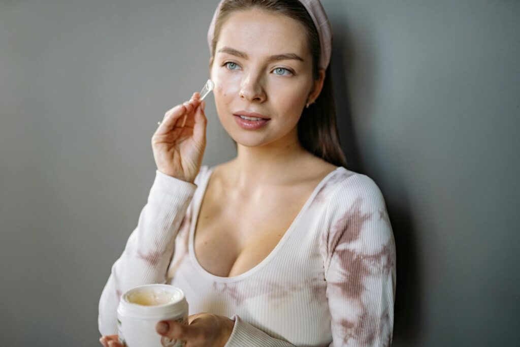 スキンケアクリームを塗る女性
