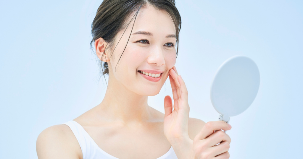 [skincare] 鏡持って肌チェック笑顔・スキンケア（人物有）