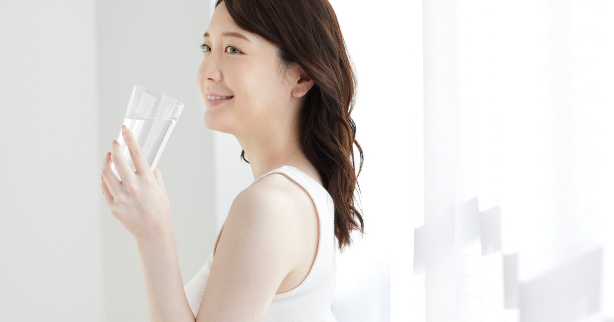 [food_diet] グラスの水を持つ女性（人物あり）