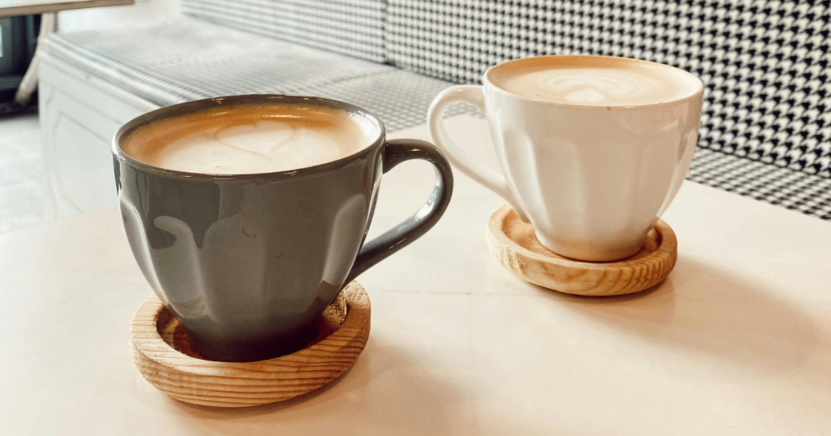 テーブルに置かれた二つのカフェラテ