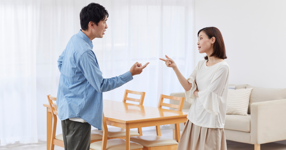 リビングで向き合って話す二人