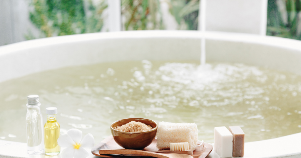 [bodycare] 泡風呂で頬に手を当てる笑顔女性（人物あり）