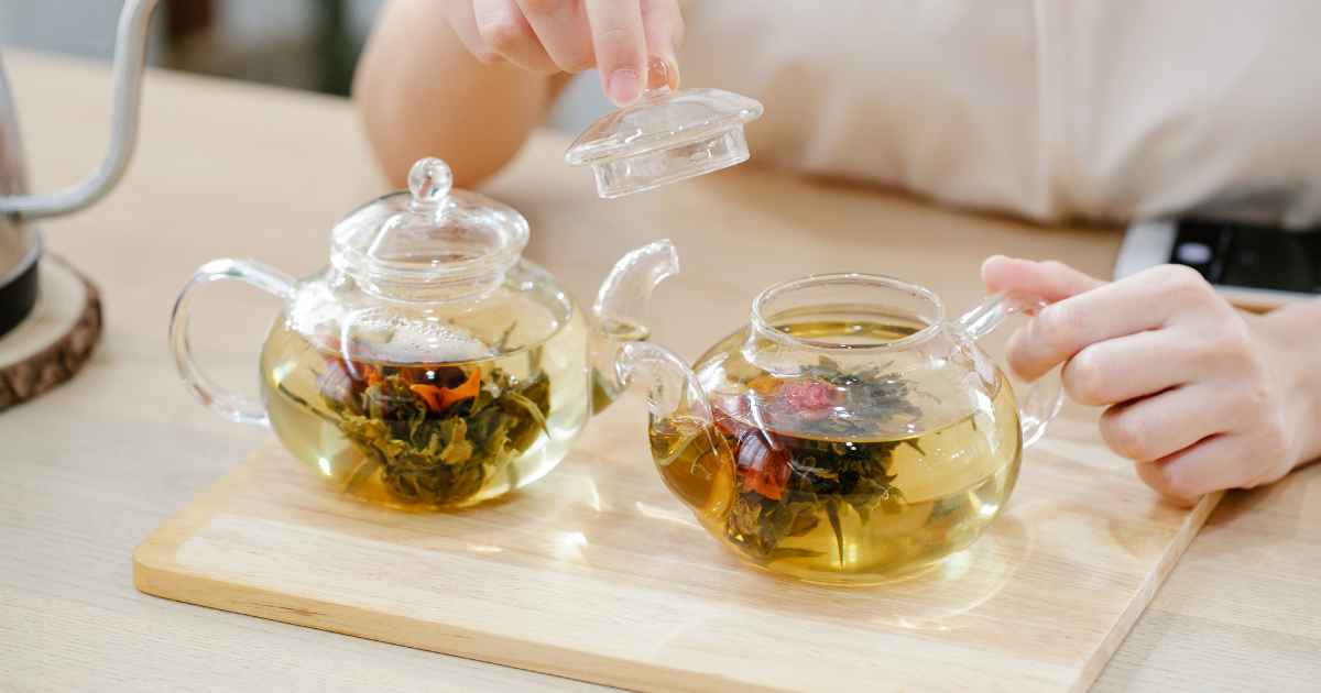 温かいお茶を手に持つ女性