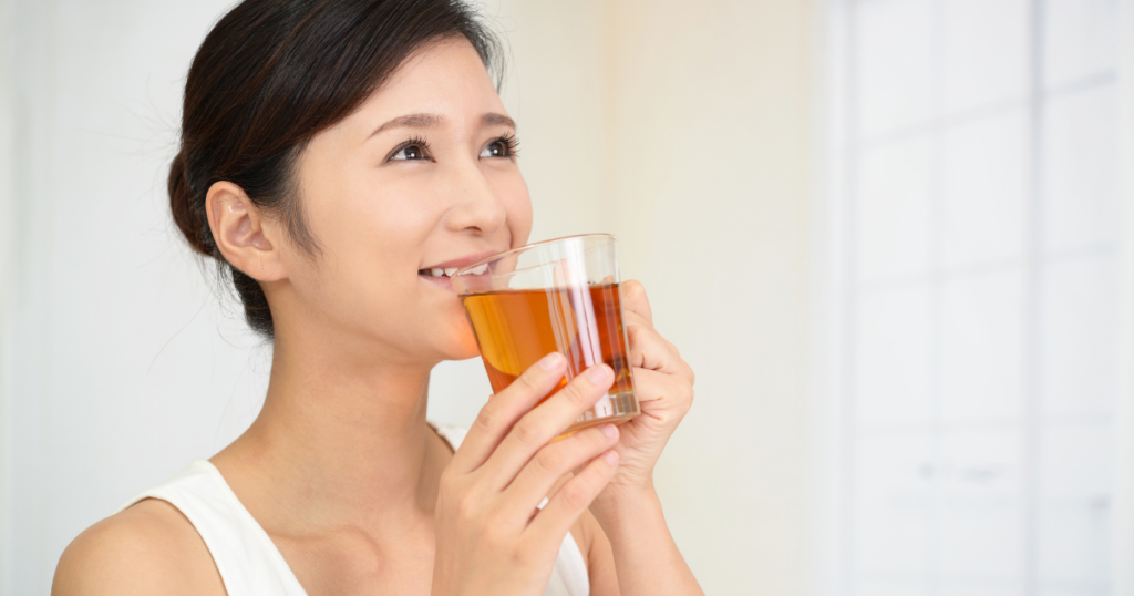 [food_diet] お茶を飲む日本人女性、白タンク（人物有）