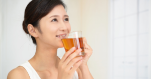 [food_diet] お茶を飲む日本人女性、白タンク（人物有）