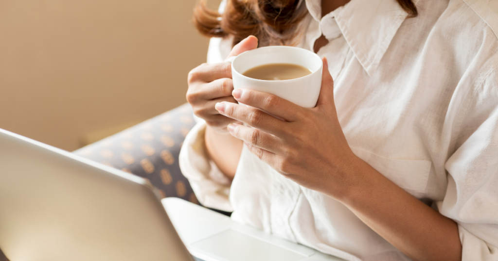 [mental] ノートPCとコーヒーを持つ女性の手元（人物有・手のみ）