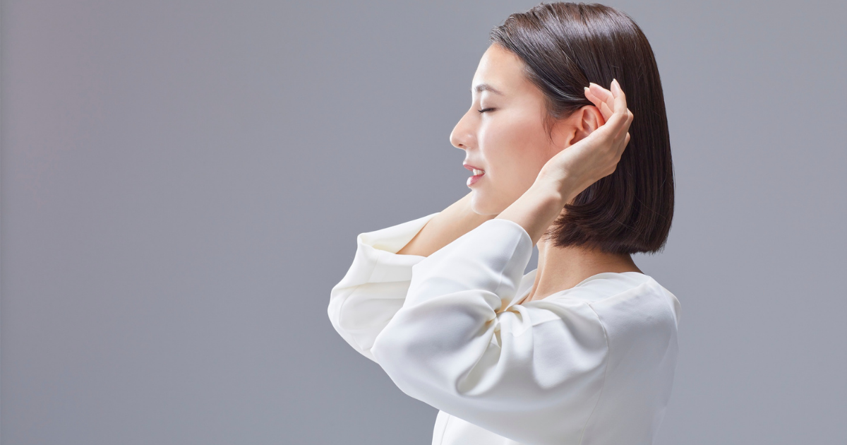 髪をまとめる女性の横顔 うなじ