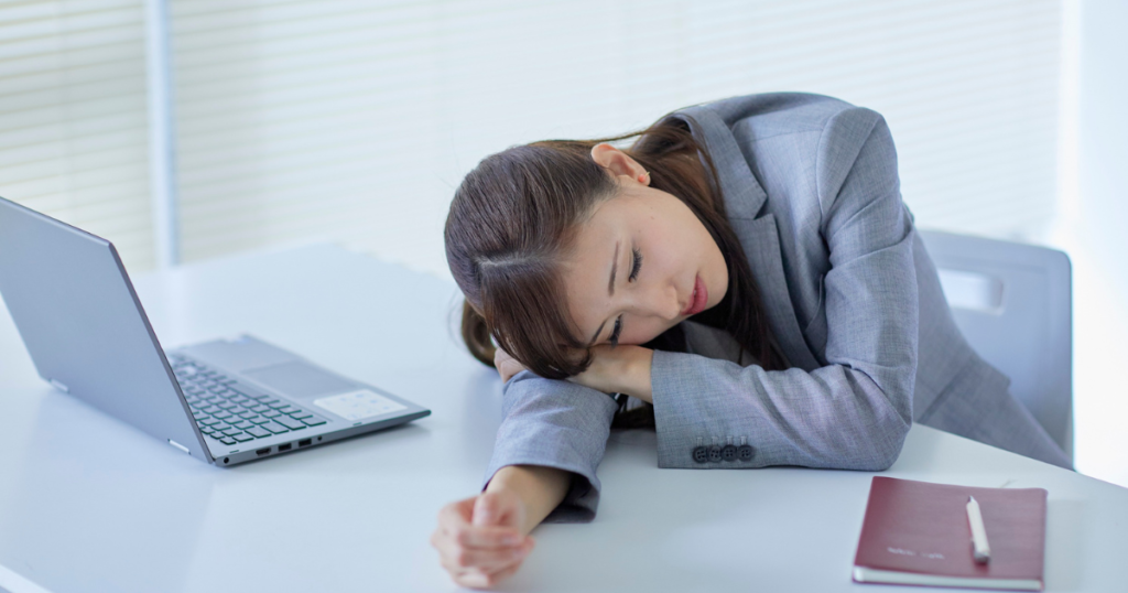 女性 デスクで居眠り 疲労 仕事 更年期 だるさ