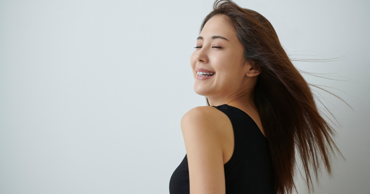 自分に合うシャンプーを選ぶ笑顔の女性