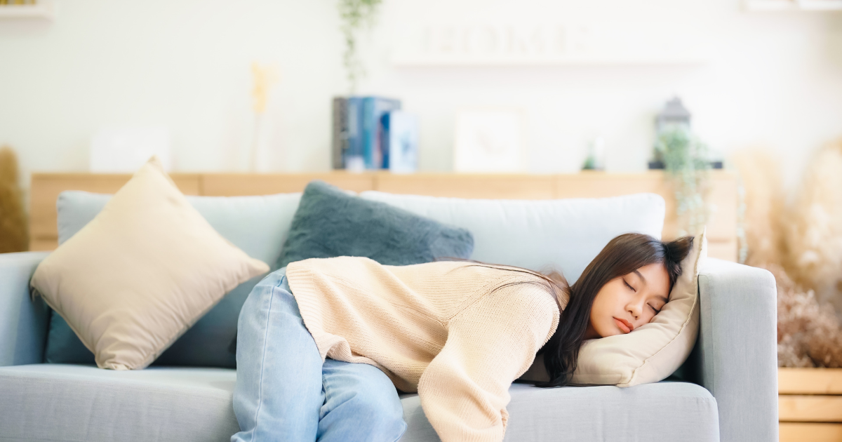 ソファに横になって疲れている女性・更年期のだるさ