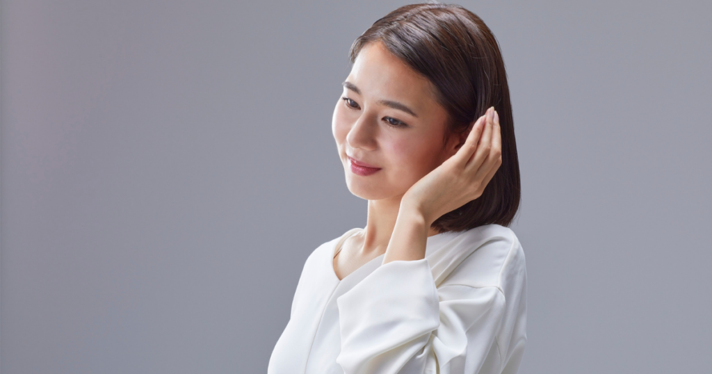 [skincare] ボブヘア・髪に手を添える上品な女性（人物あり・色白）