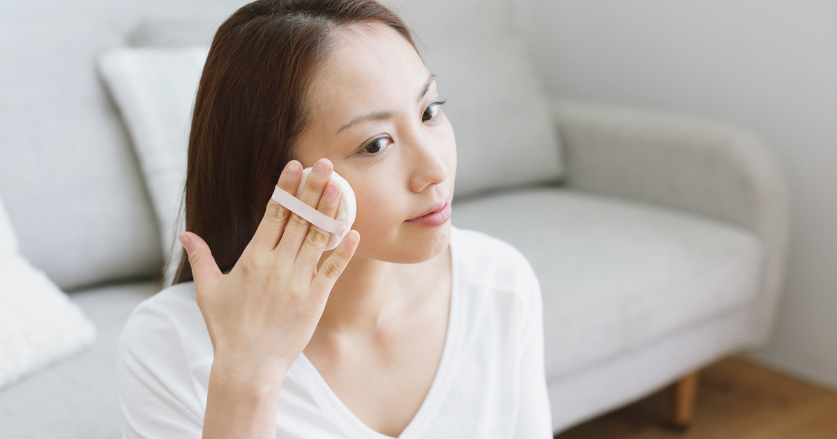 コットンでやさしく顔をふく女性