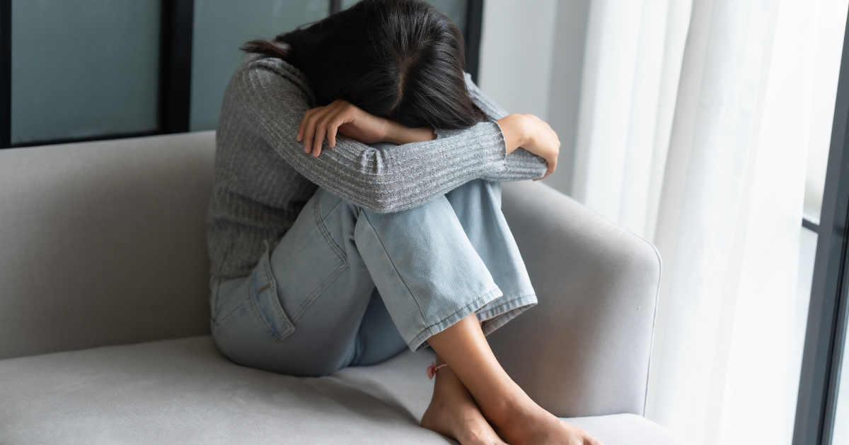 更年期 不安感 窓辺でひとり考える女性