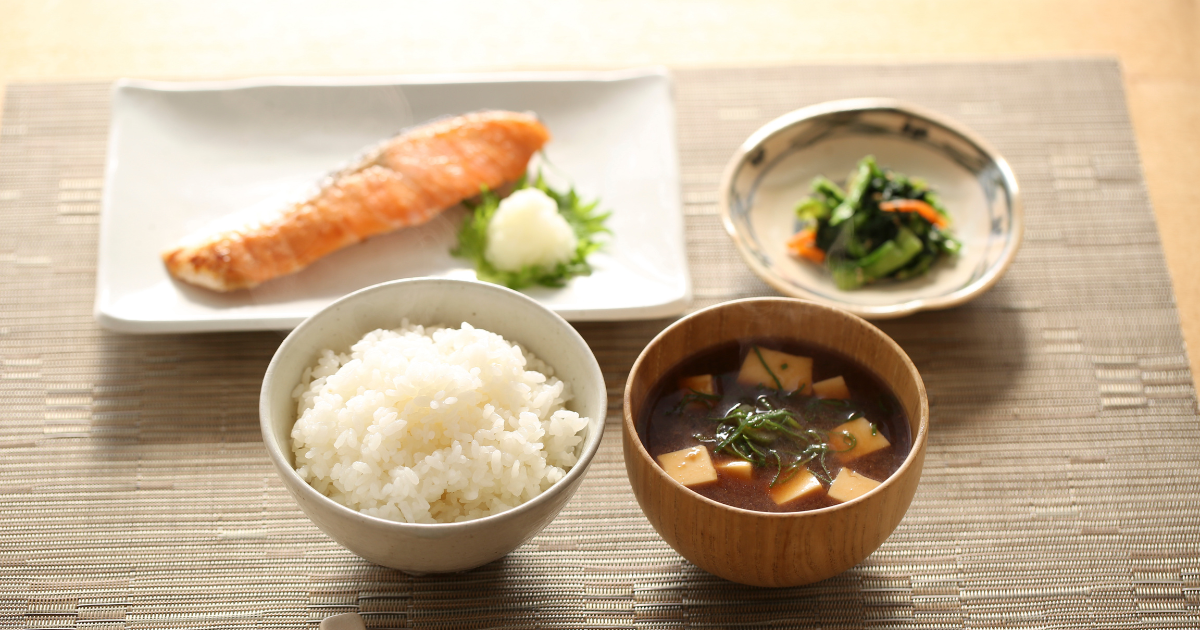 和食の朝ごはんが並ぶ食卓
