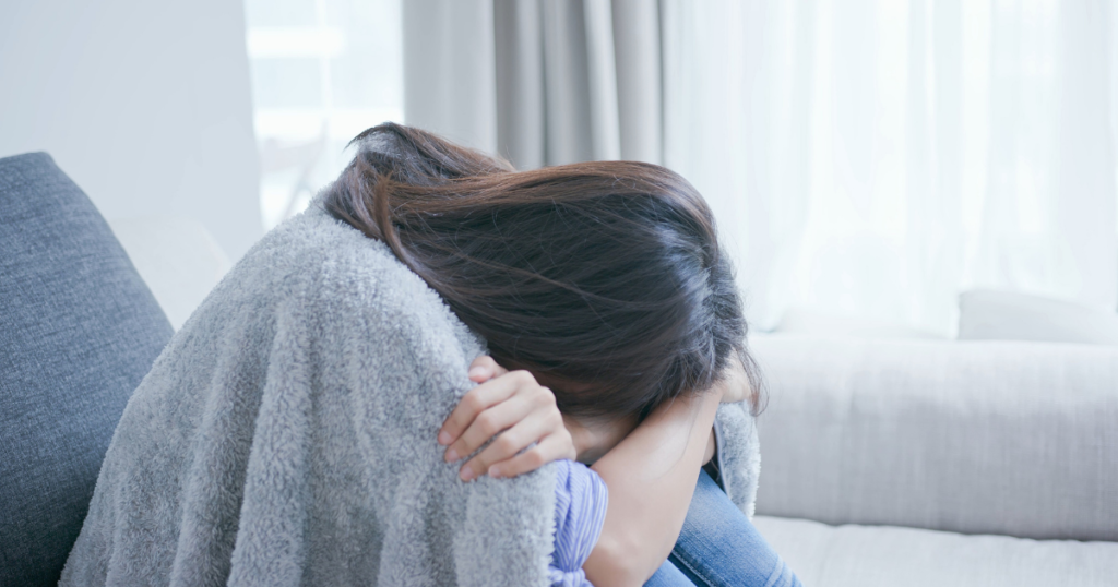 更年期 不安感 ブランケット被り落ち込む女性