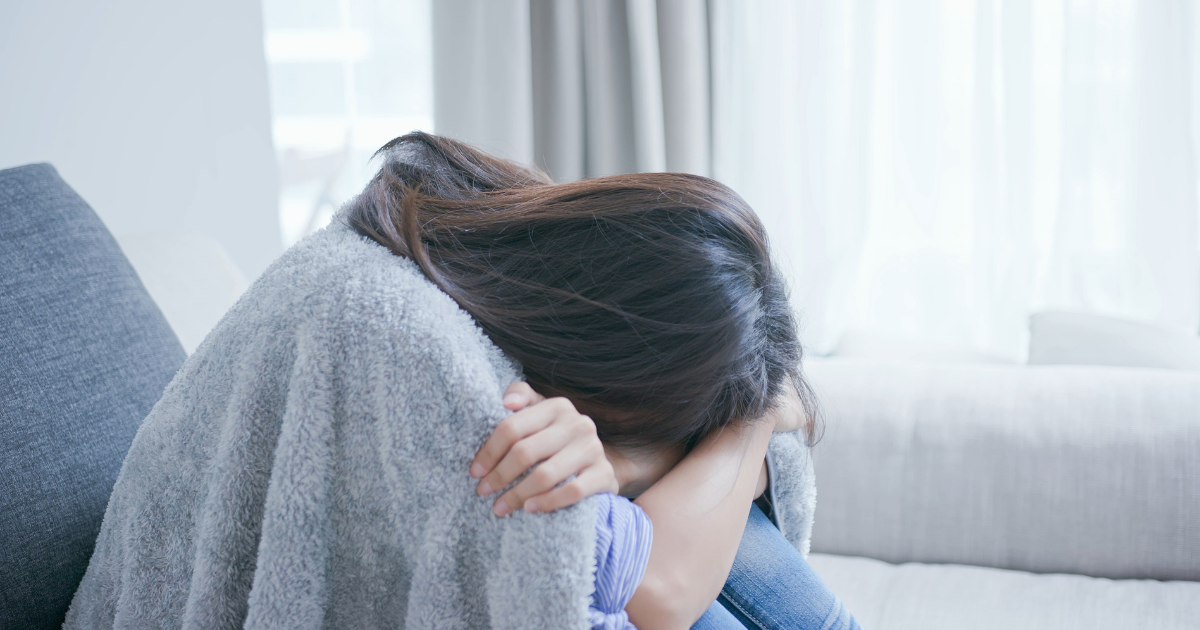 更年期 朝 不安で落ち込む女性