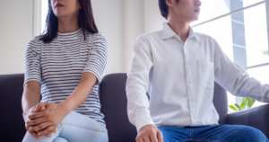 夫婦 口論 背を向ける ソファ すれ違い