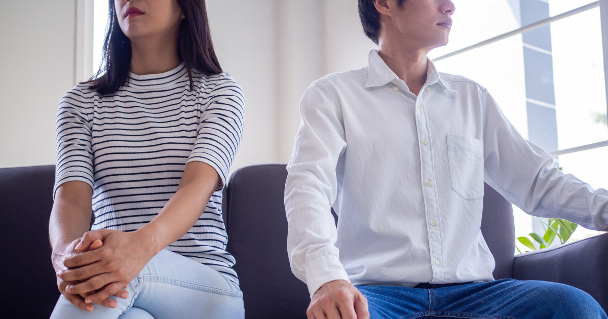夫婦 口論 背を向ける ソファ すれ違い