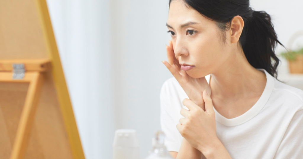 スキンケア 鏡を見て肌チェックする 40代50代 女性