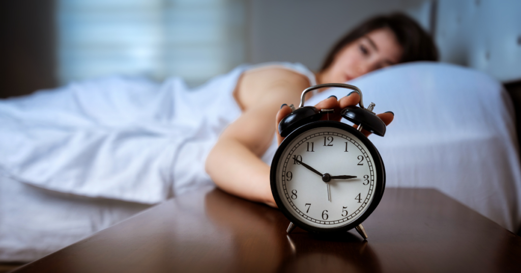 [sleep_relax] 目覚まし時計と寝ているシルエットの女性（人物あり）