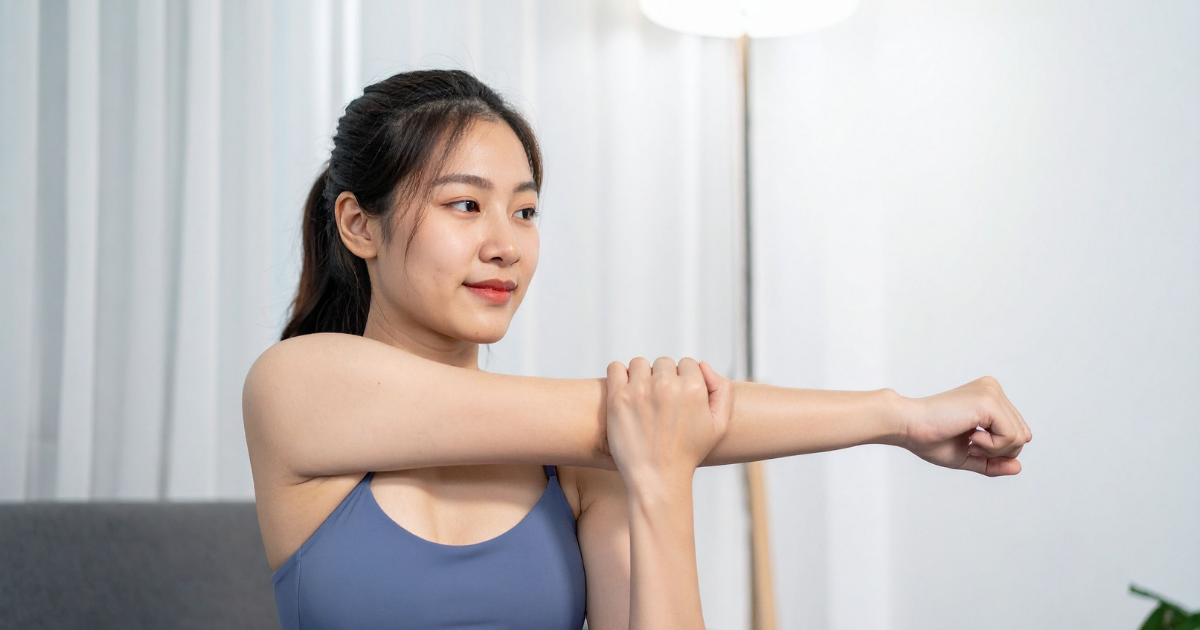 室内でストレッチをする女性