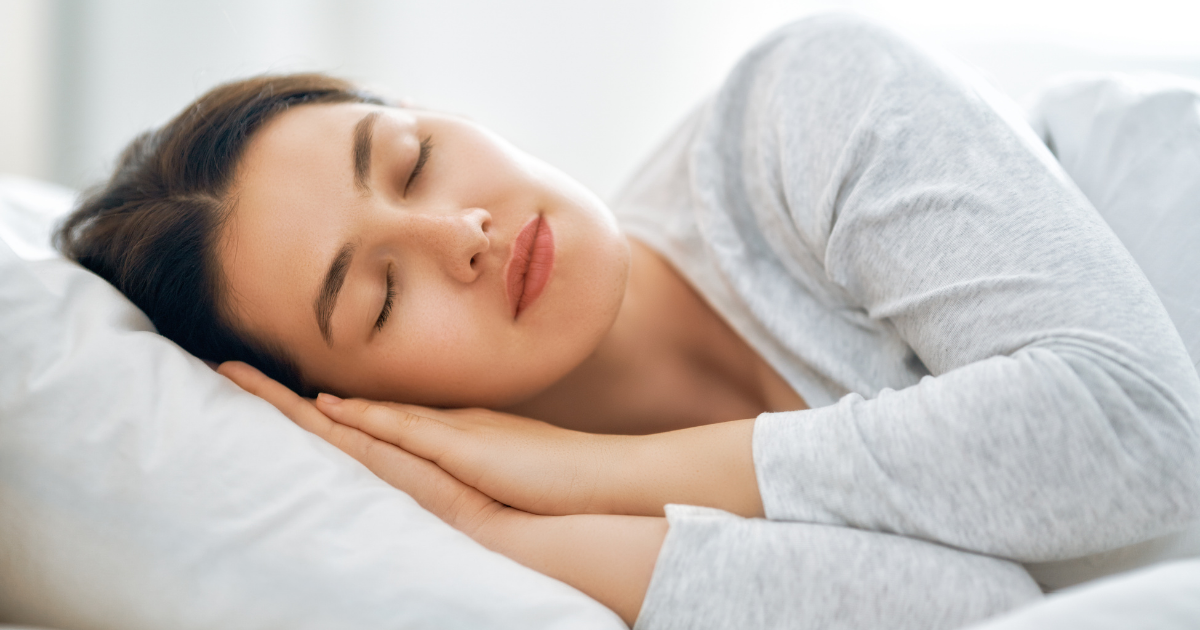 更年期 ダイエット 睡眠 両手枕で眠る女性