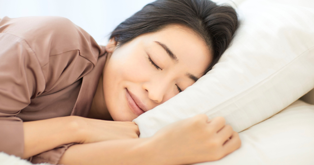 [sleep_relax] 茶色トップス・微笑んで眠る女性（人物あり・色白）