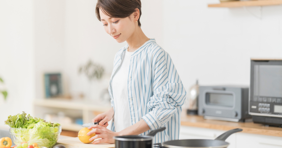 キッチンで野菜を切る女性