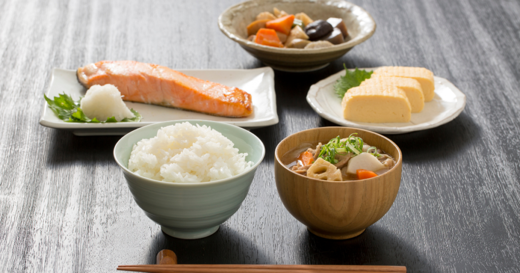 [food_diet] 焼き鮭和定食（人物なし・白基調）