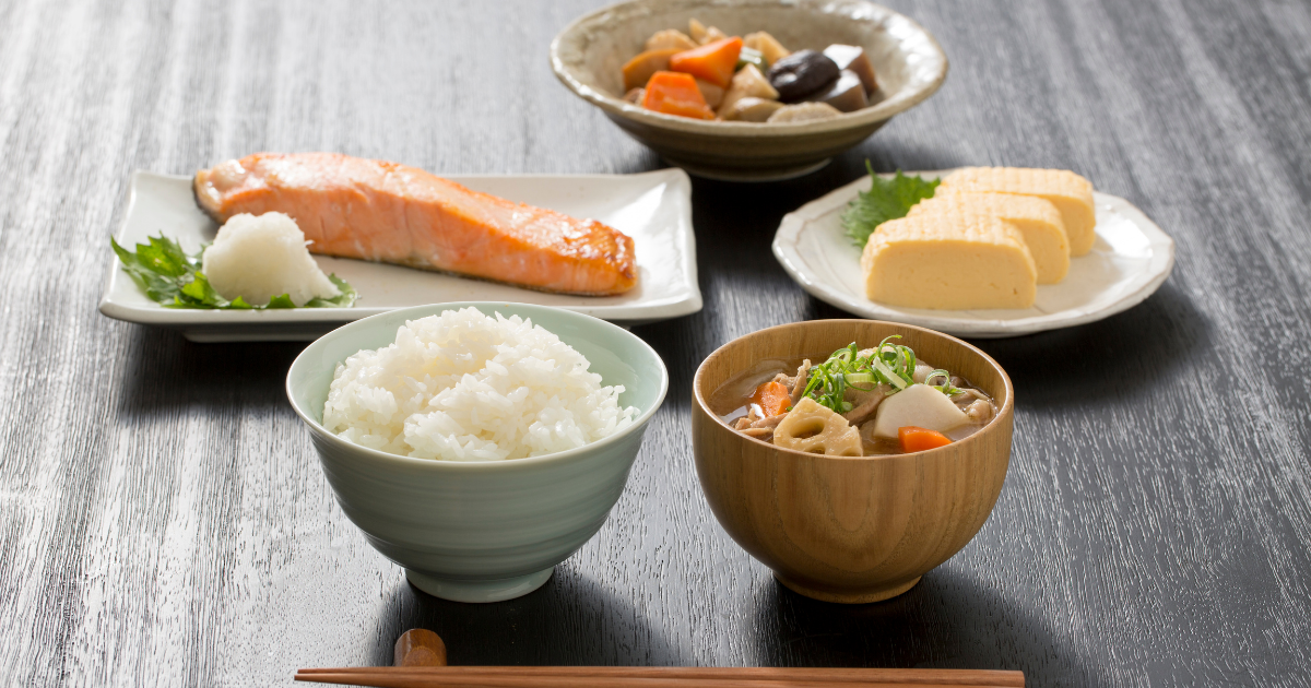 血圧対策の食事：焼鮭と野菜の和定食
