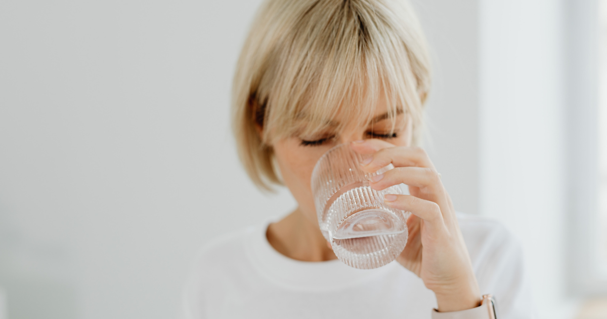 グラスの水を飲む女性