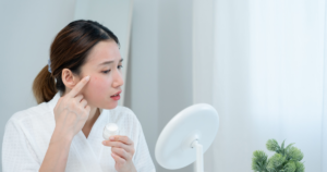 スキンケアクリームを塗る40代50代女性