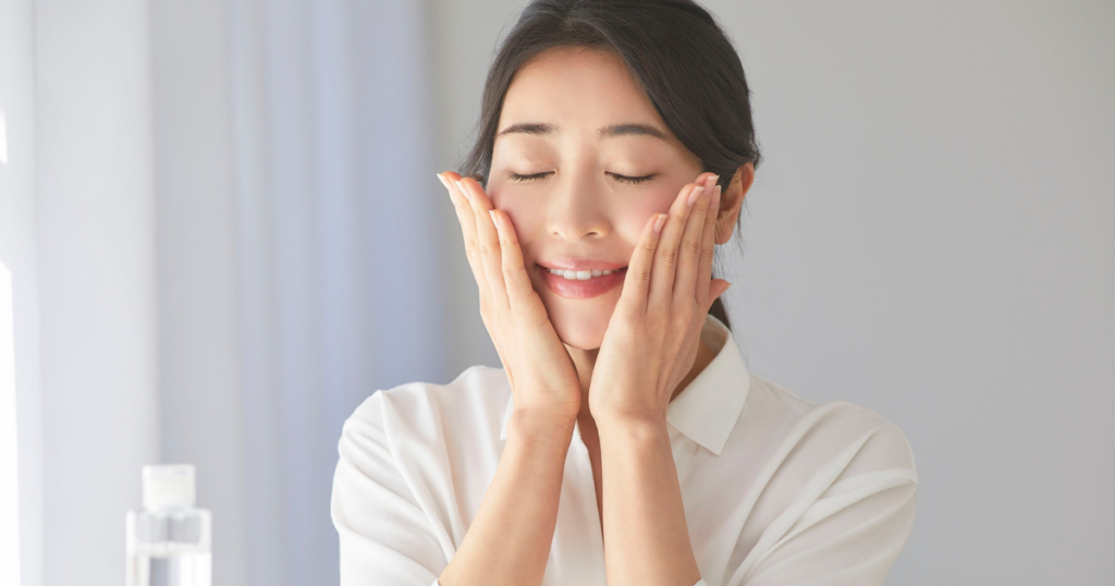 両手で頬を包む・スキンケア満足顔