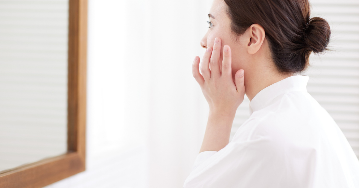 スキンケアで肌を整える女性