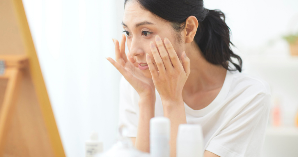 [skincare] 両手で顔をマッサージ・スキンケア（人物有）