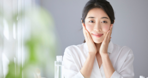両手で頬を包む笑顔・スキンケア