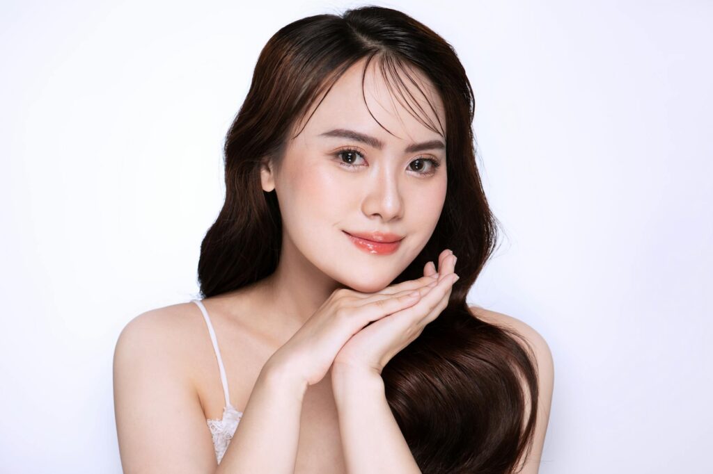 女性 笑顔 アラフィフ 健康的 白背景