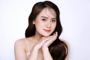 女性 笑顔 アラフィフ 健康的 白背景