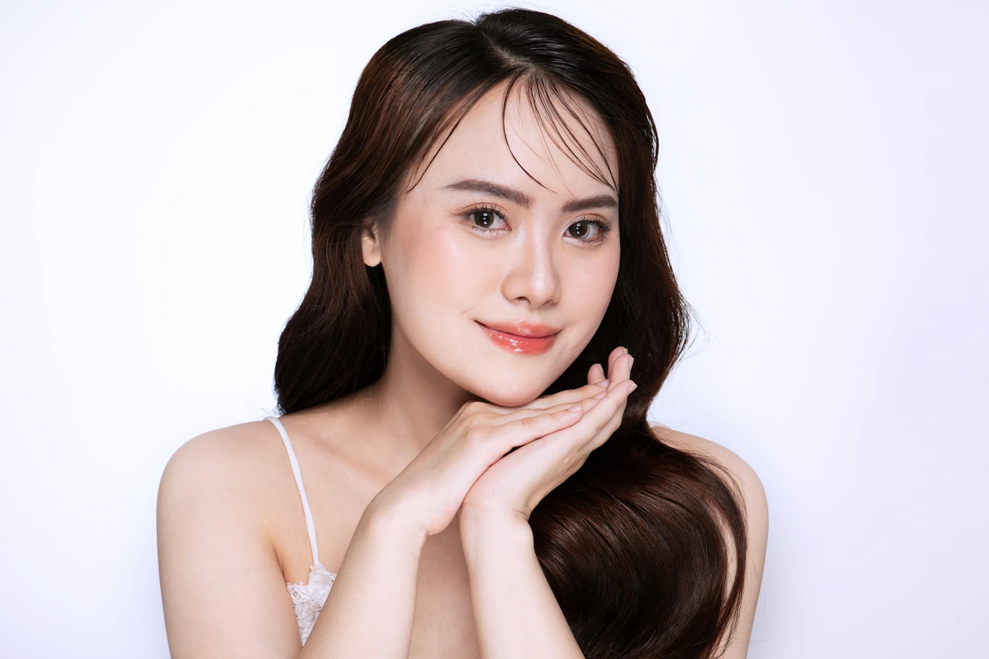 女性 笑顔 アラフィフ 健康的 白背景