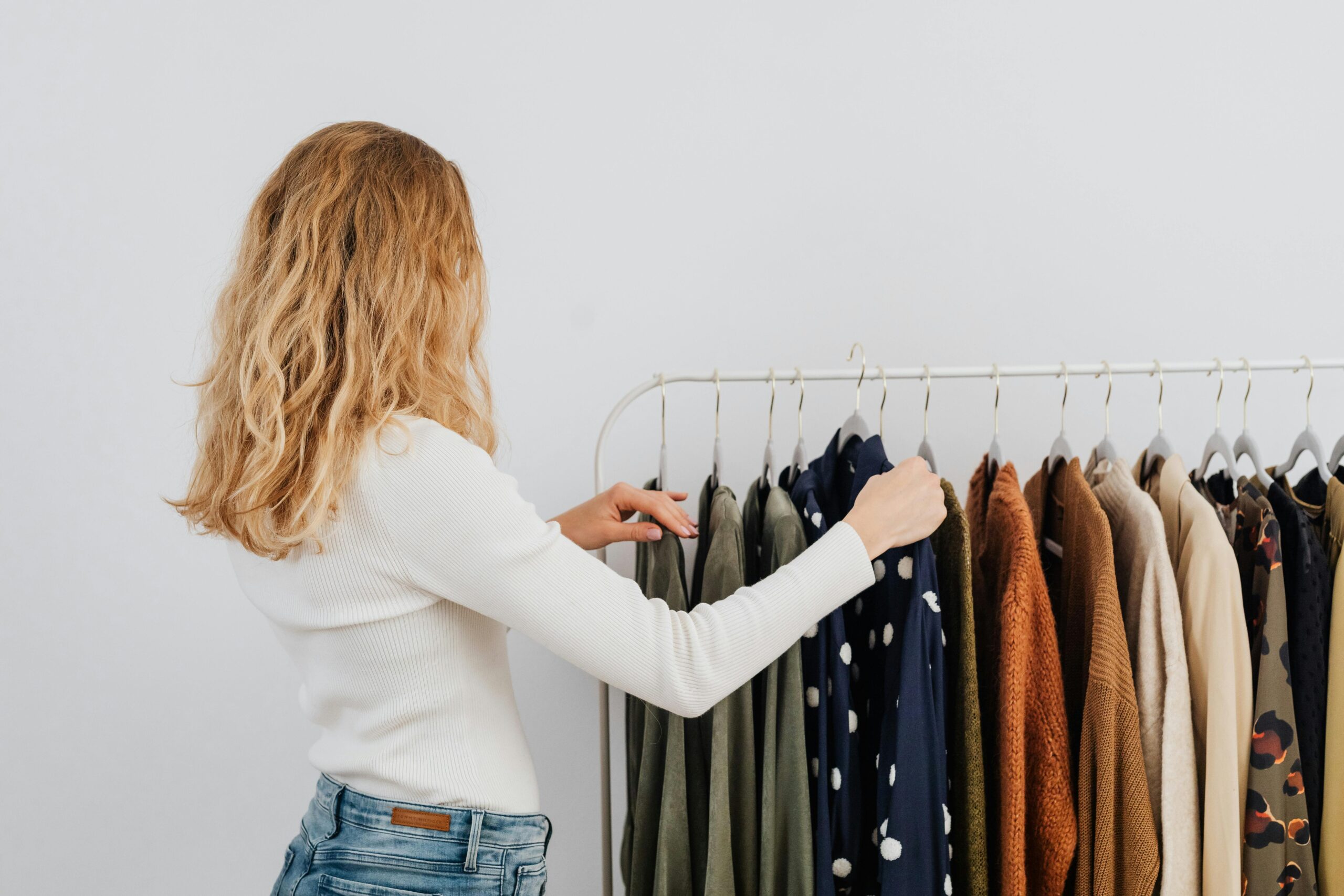 更年期 体型カバー 服を選ぶ女性