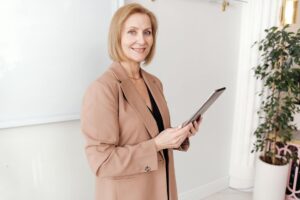 上品なベージュジャケットを着た40代後半の女性・春の上品カジュアルコーデ