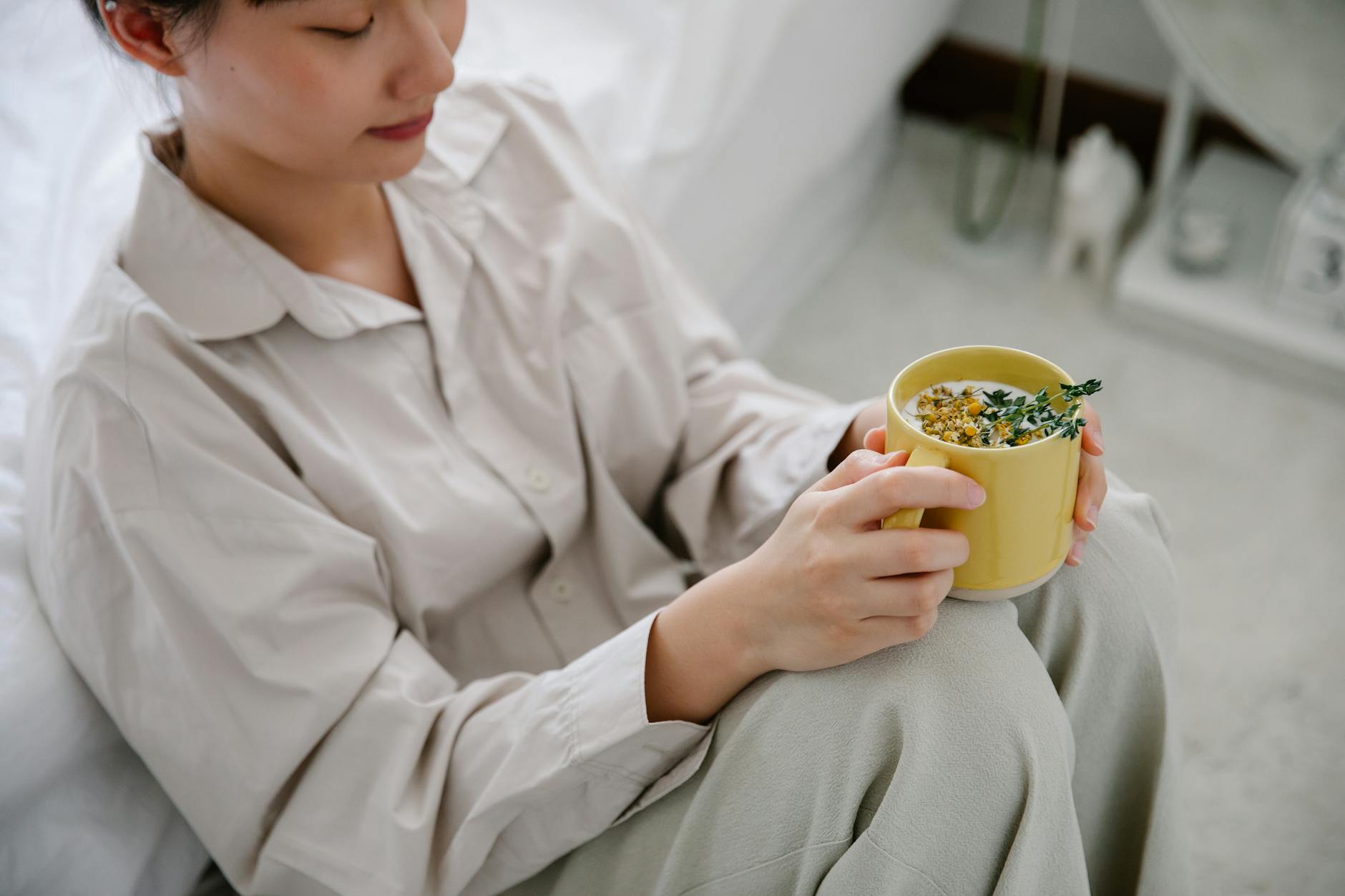 女性 カモミールティー 両手で持つ ベッドサイド リラックス 更年期
