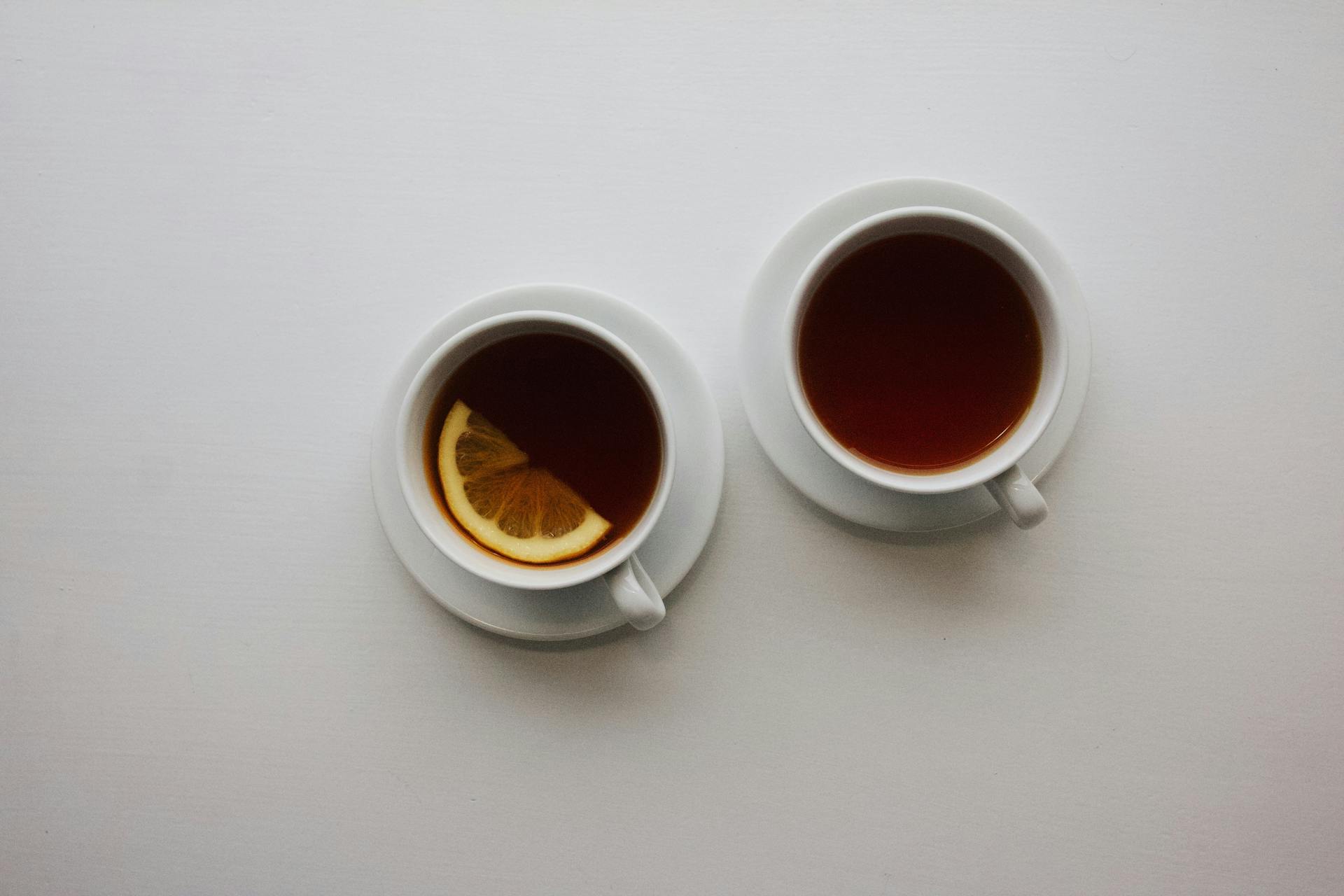 白い背景にシンプルに並んだ2つの紅茶のカップ