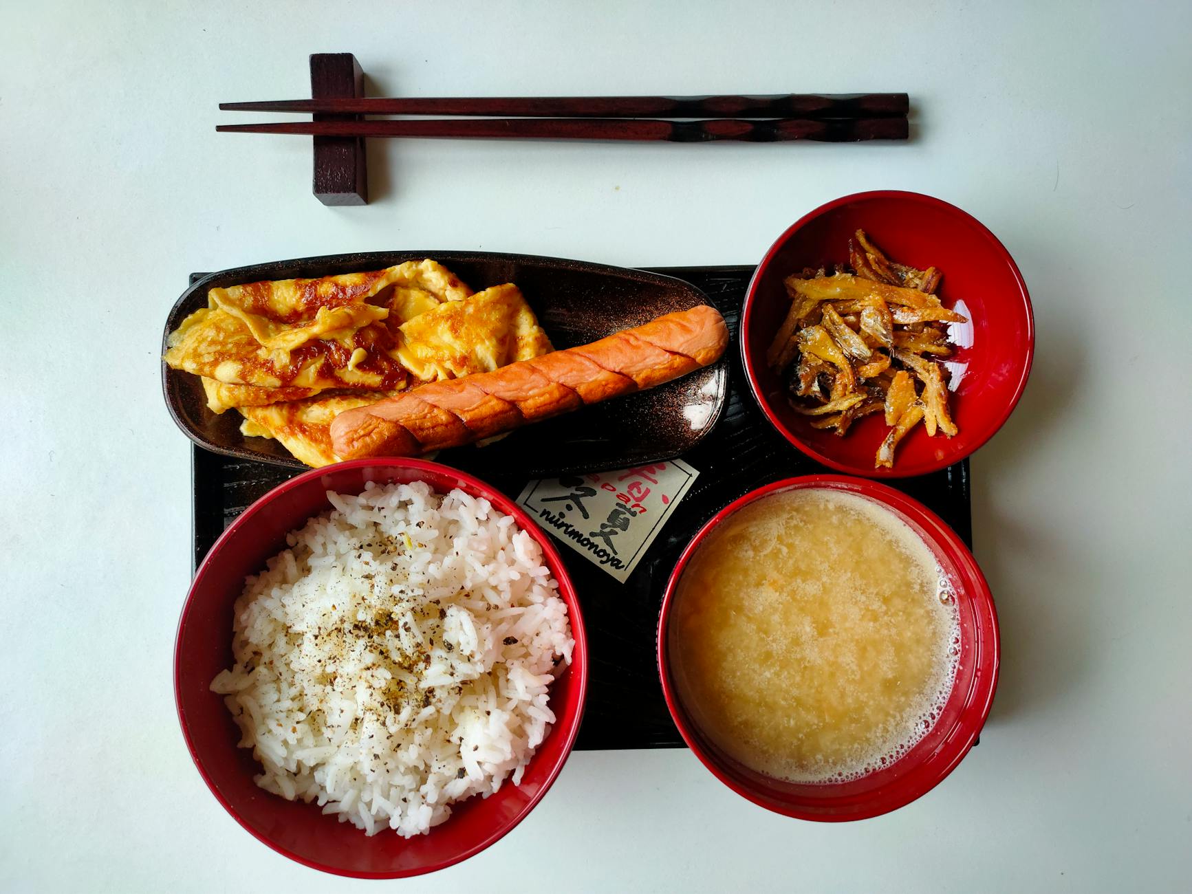 和食の朝ごはんが並んだお盆